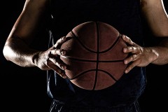 NBA2023赛季：雄鹿逆袭夺冠，杜兰特踩线争议与保罗罚球失准